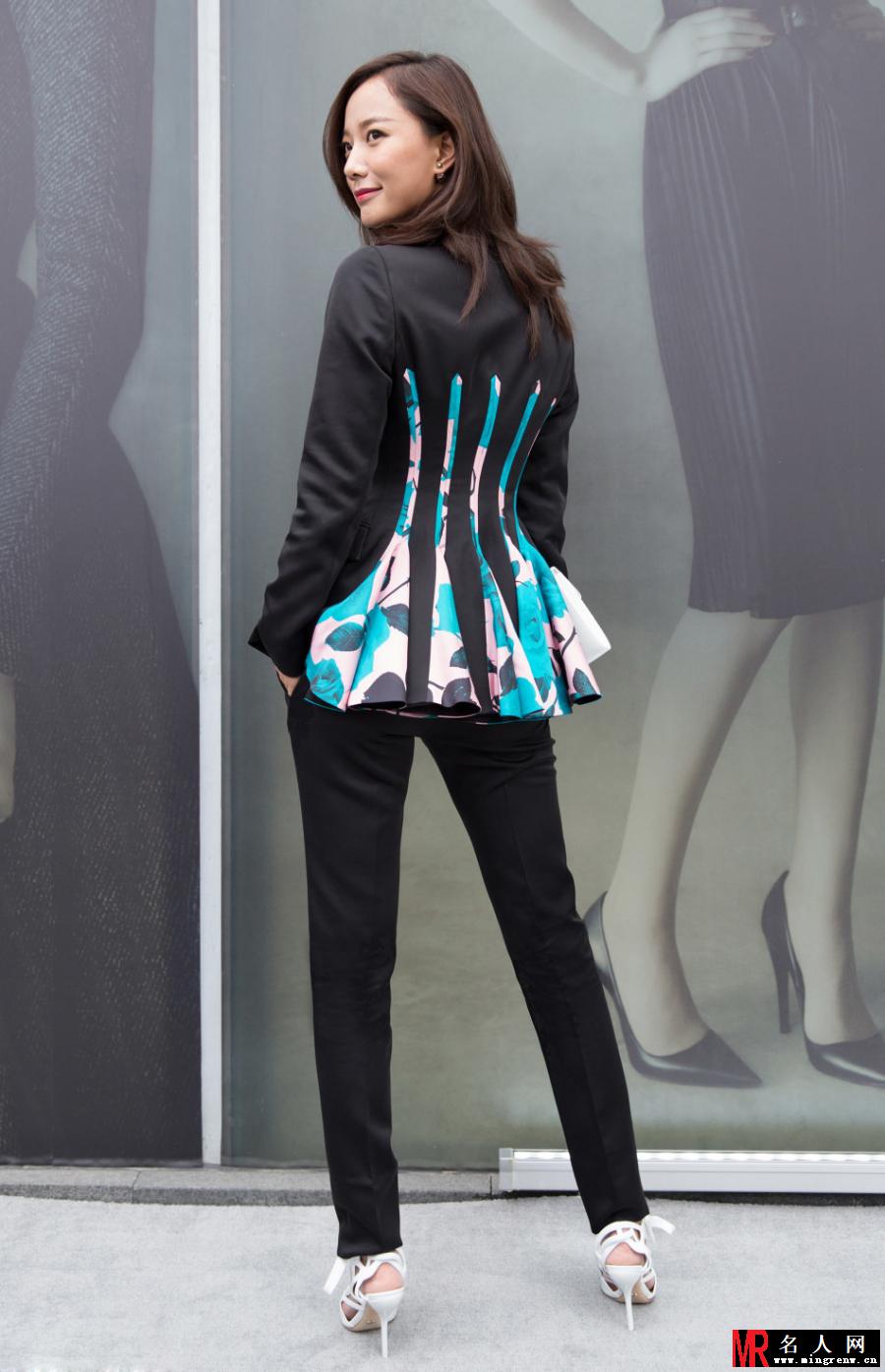 王珞丹现身品牌巡展 黑色西服显帅气(1)