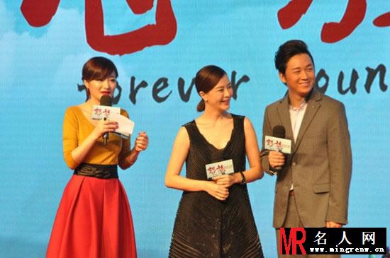 方龄斗小三风波后首亮相 主持怒放2013发布会(1)