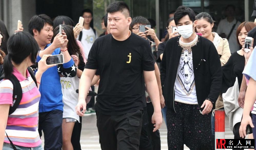 周杰伦口罩遮面现身机场 保安开道遭粉丝跟拍(1)