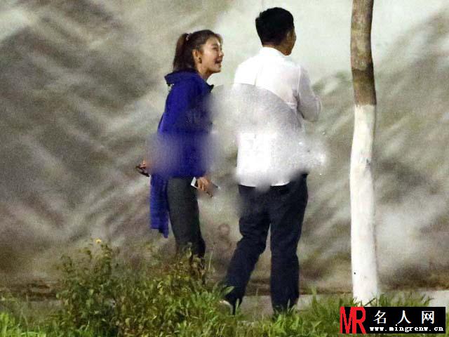 张雨绮新恋情曝光 与神秘男牵手压马路(1)