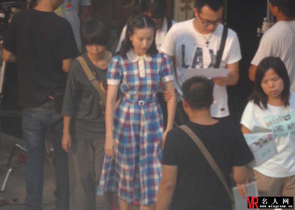 董洁与年轻男子片场并肩搭手玩手机(1)