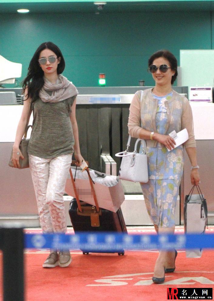 刘亦菲与妈妈出行红唇墨镜气场强(1)