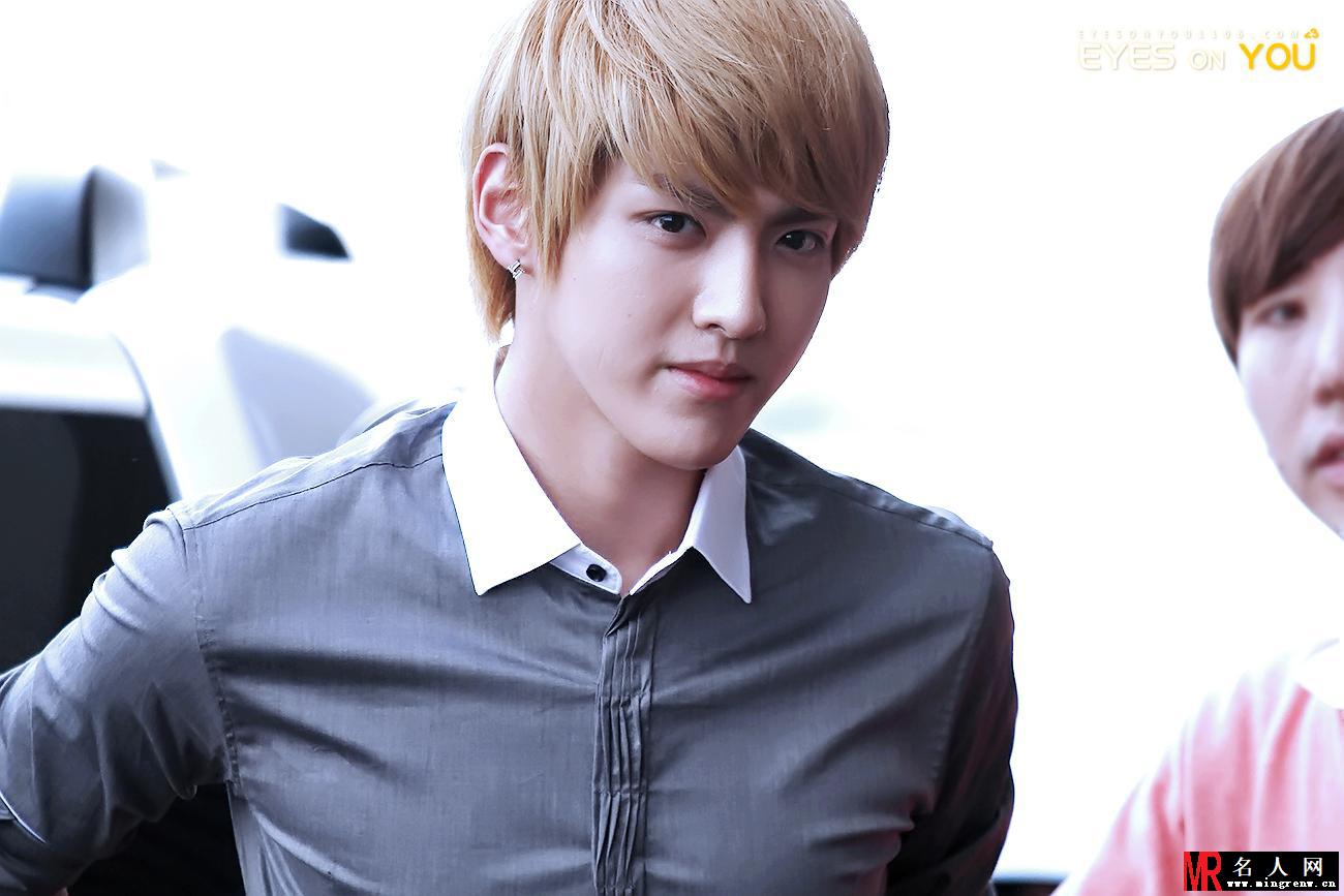 2012年8月EXO现身机场吴亦凡图片 帅气阳光颜值逆天(1)