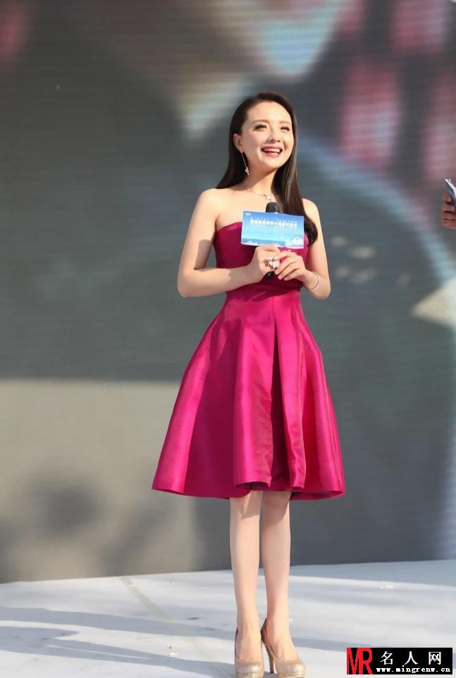 孙茜玫红小礼服站台活动 嫁做人妻更迷人(1)