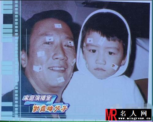 谢霆锋新全家福曝光 兄妹继承优良血统美呆了(1)