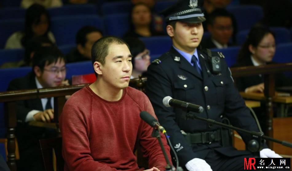 张默庭审照片曝光 红衣现身表情不屑(1)
