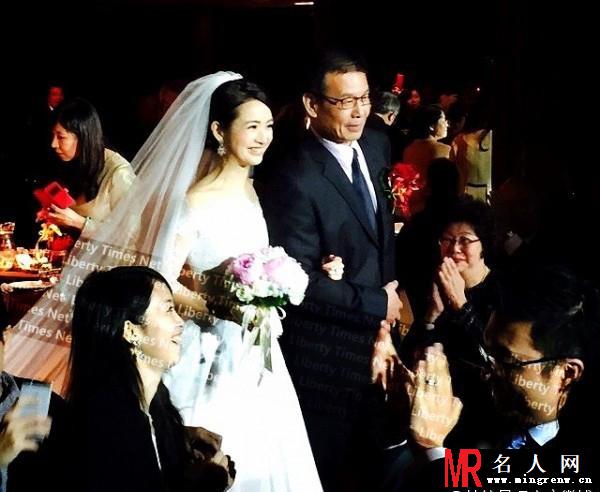 林依晨补办婚宴 谢娜盛装出席(1)