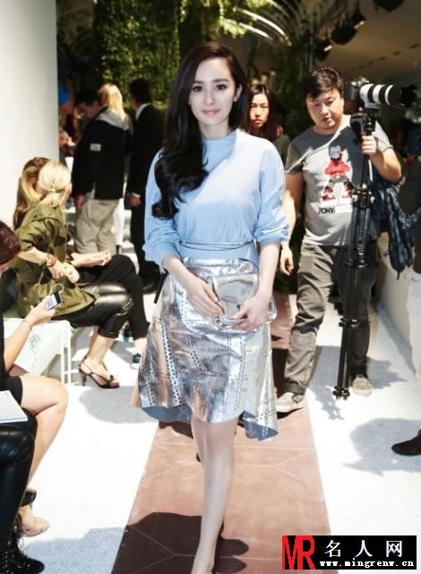 杨幂优雅看秀 造型靓丽获赞品味好(1)