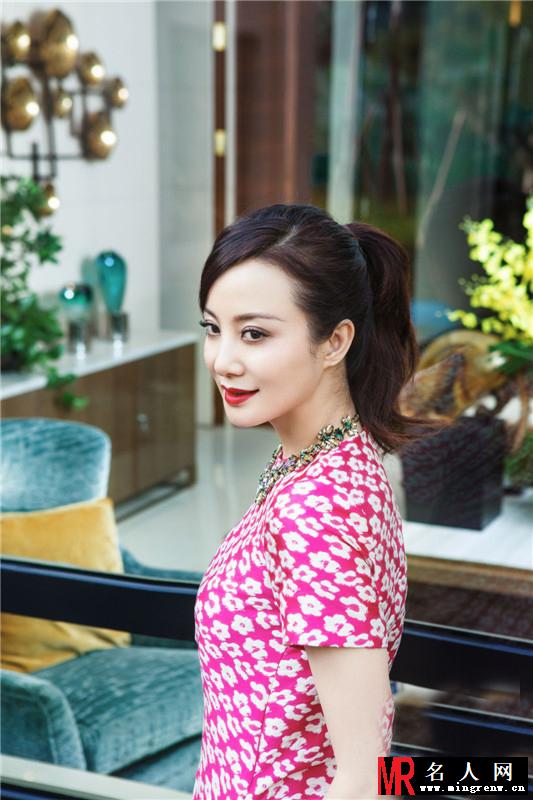 陶红休闲户外街拍曝光 烈焰红唇尽显熟女风范(1)