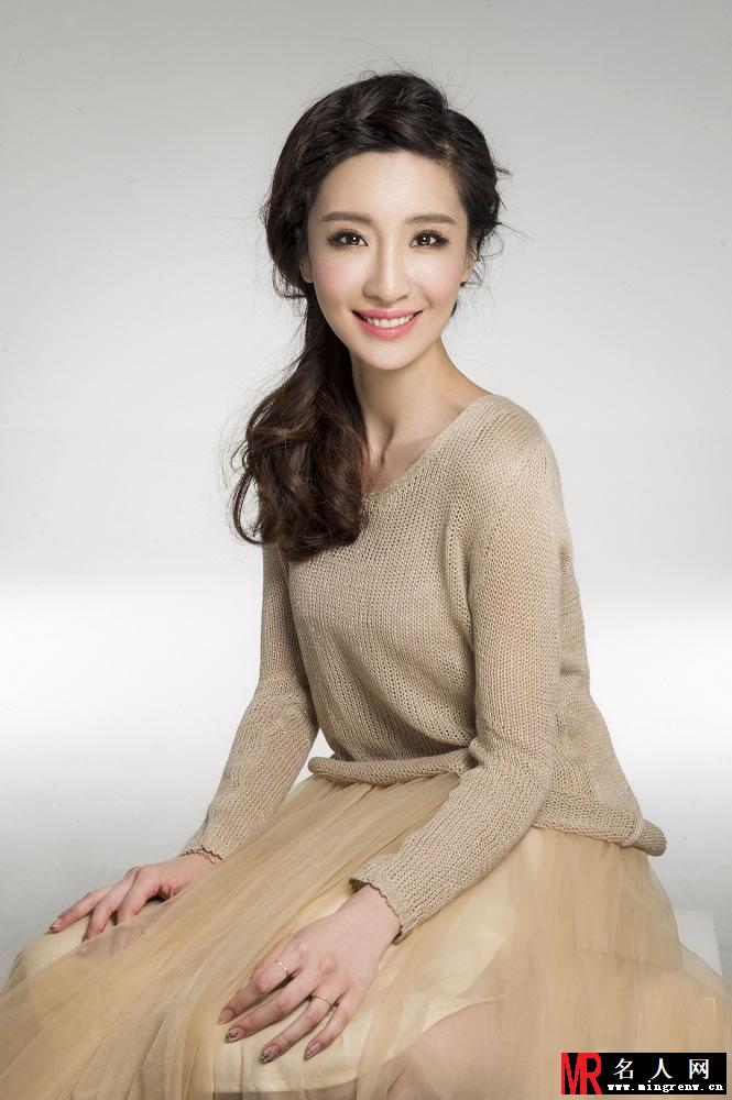 马晓灿淑女写真曝光 裸色雪纺衫尽显名媛气质(1)