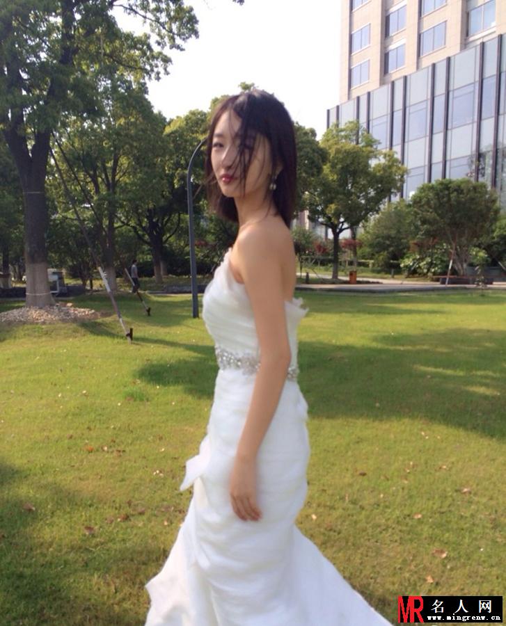 周冬雨曝婚纱照 邻家女孩一秒变女神(1)