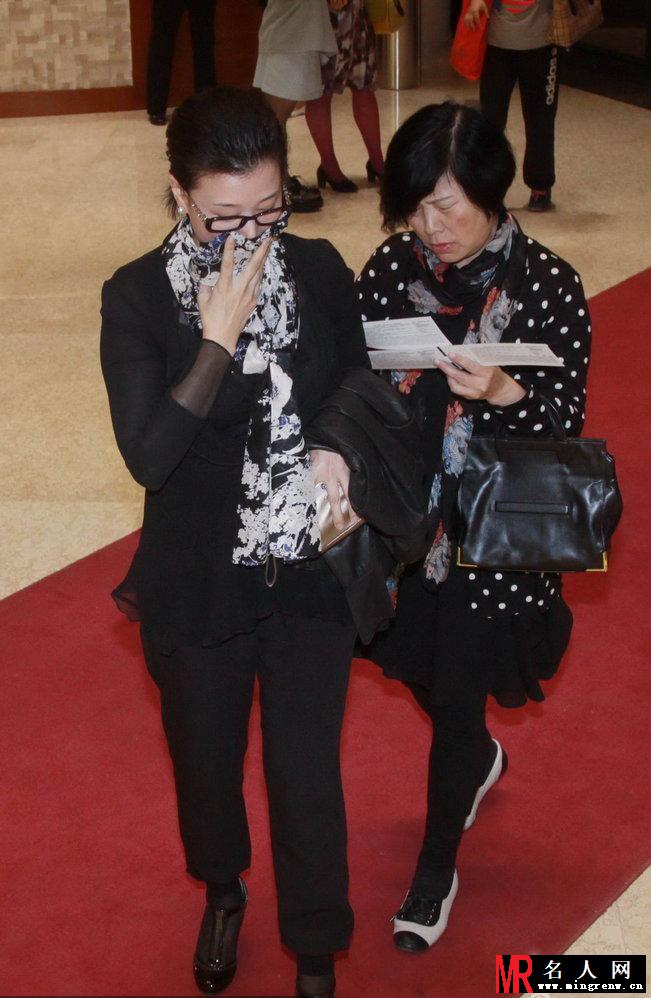 宋祖英素颜看剧 笑容可掬亲和力十足(1)