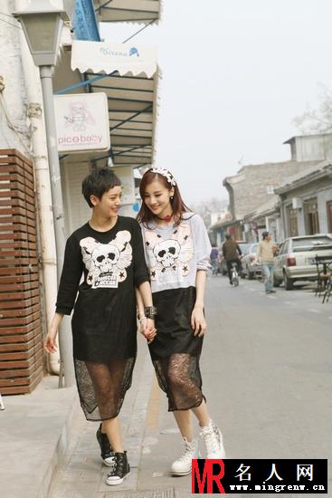 李晓峰张龄之闺蜜街拍 玩转潮搭姐妹花(1)