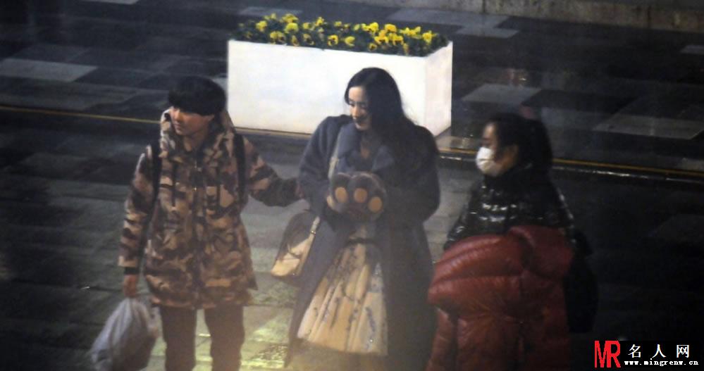 杨幂小时代3片场照 踩高跟鞋获众人伺候(1)