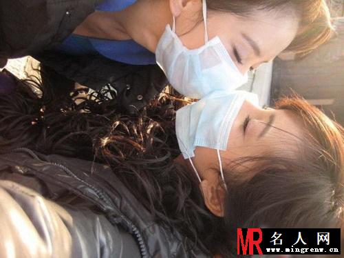 杨幂刘诗诗同一天公布喜讯 好姐妹昔日热吻照曝光(1)