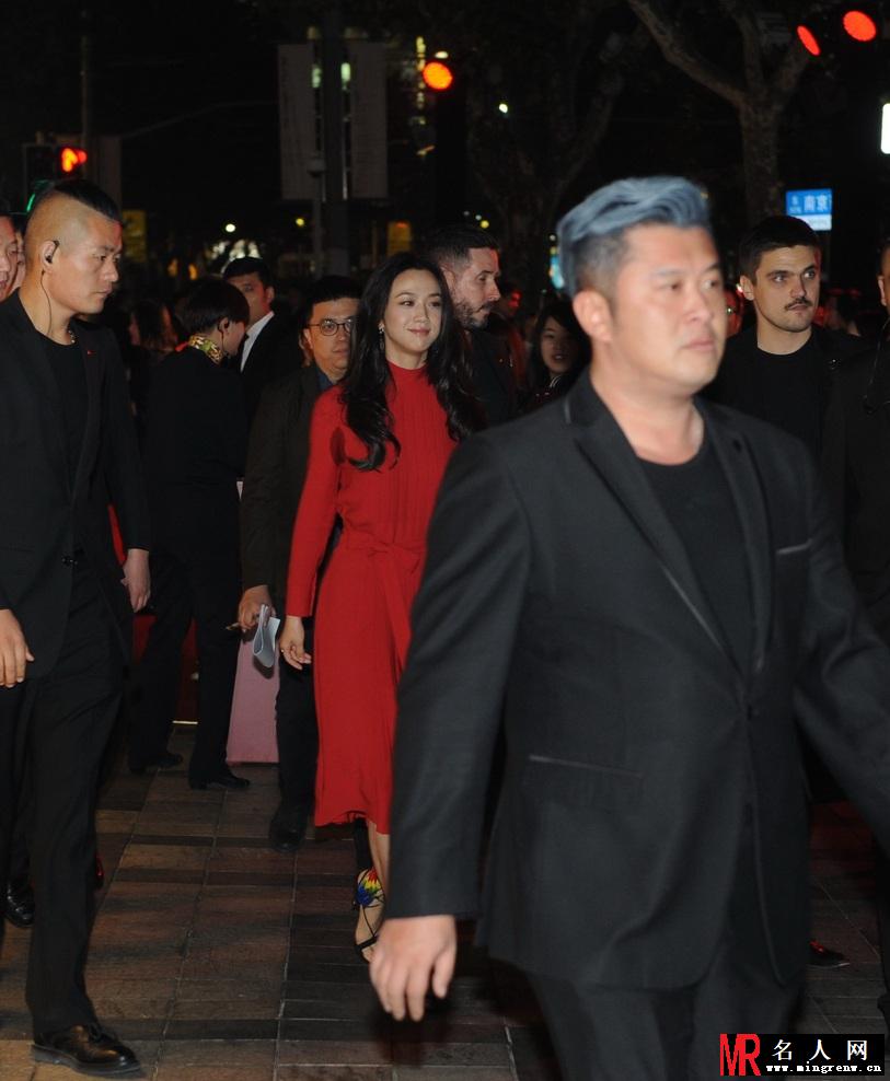 汤唯亮相红裙显眼 笑容优雅迷人(1)