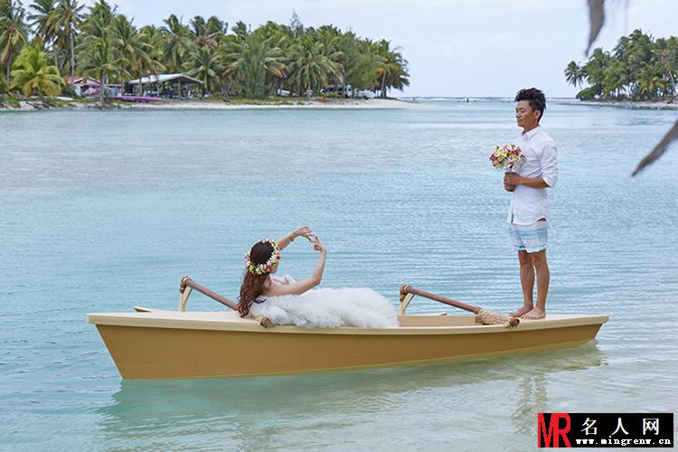 王宝强夫妇海岛拍婚纱照 拥抱牵手十分甜蜜(1)