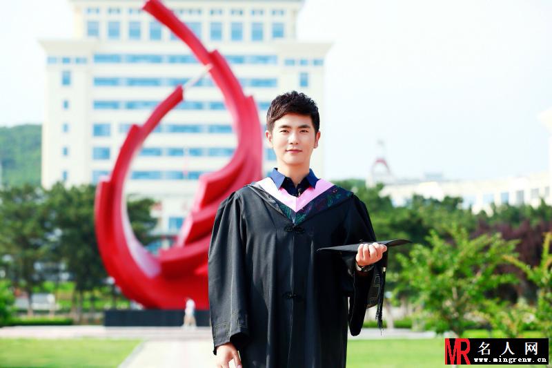 张晓龙曝初秋街拍 重回青春变身大学生(1)