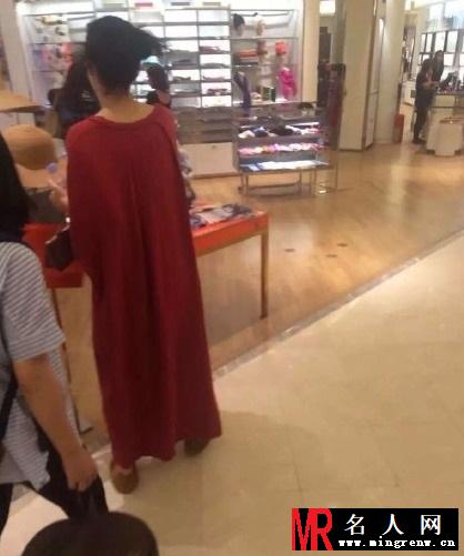 王菲穿宽大红袍巴黎购物 腹围宽松疑怀孕(1)