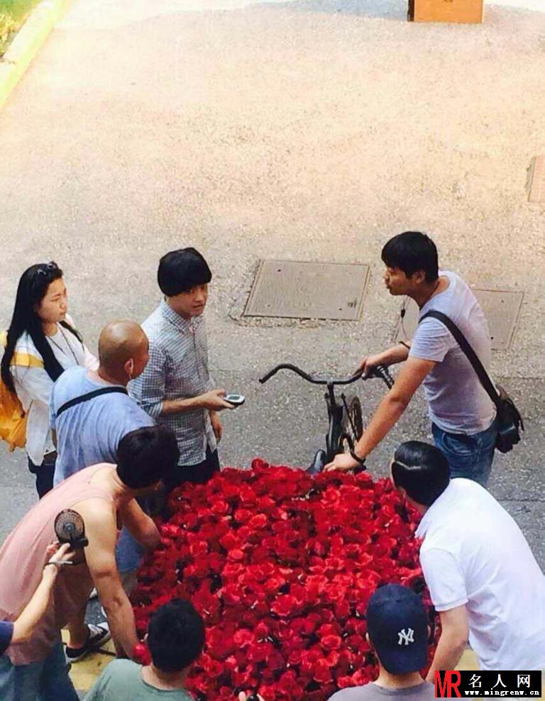 文章拍戏专人撑伞 包贝尔戴假发求婚(1)