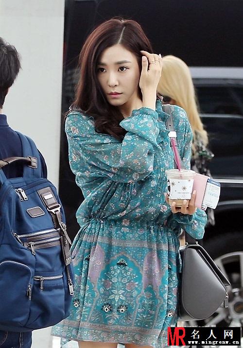 少女时代现机场 Tiffany短裙险被吹翻(1)