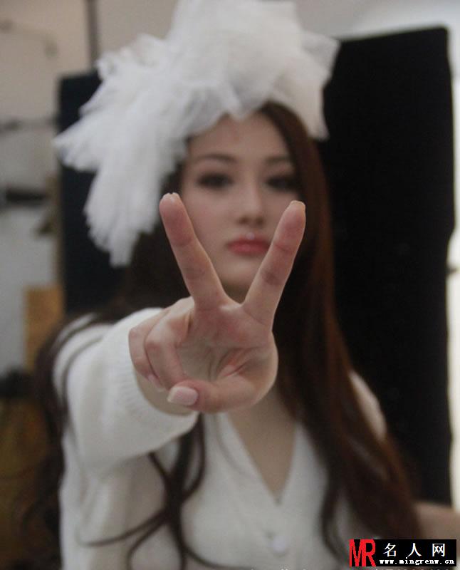 张馨予白色婚纱唯美写真 低胸长裙难掩上体丰满(1)