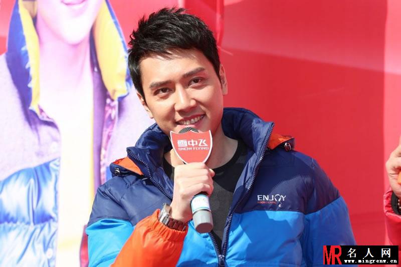 2013年雪中飞淮安活动现场 冯绍峰与粉丝交流融洽(1)