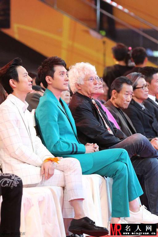 2015年第22届大学生电影节 冯绍峰一身绿装出席(1)