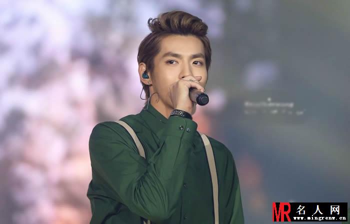 吴亦凡帅气亮相韩国SM公司SM week活动绿色上衣搭配大红蝴蝶结玩转时尚(1)
