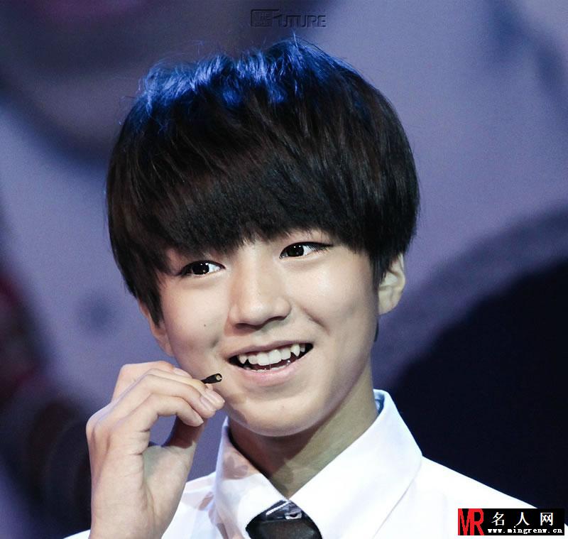 TFBOYS步步高家教机重庆见面会 易烊千玺大展书法(1)
