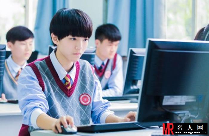 TFBOYS王俊凯2015最新生活照 充满阳光微笑温暖(1)