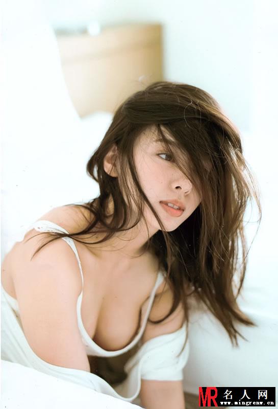 日本女星山田菜菜诱人身材 大露事业线令人遐想(1)