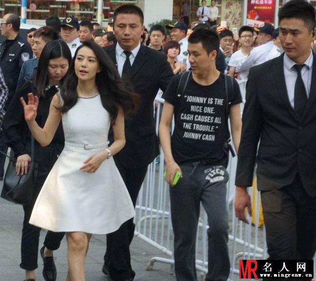高圆圆现身活动 仙气白裙加身获众保镖贴身保护(1)