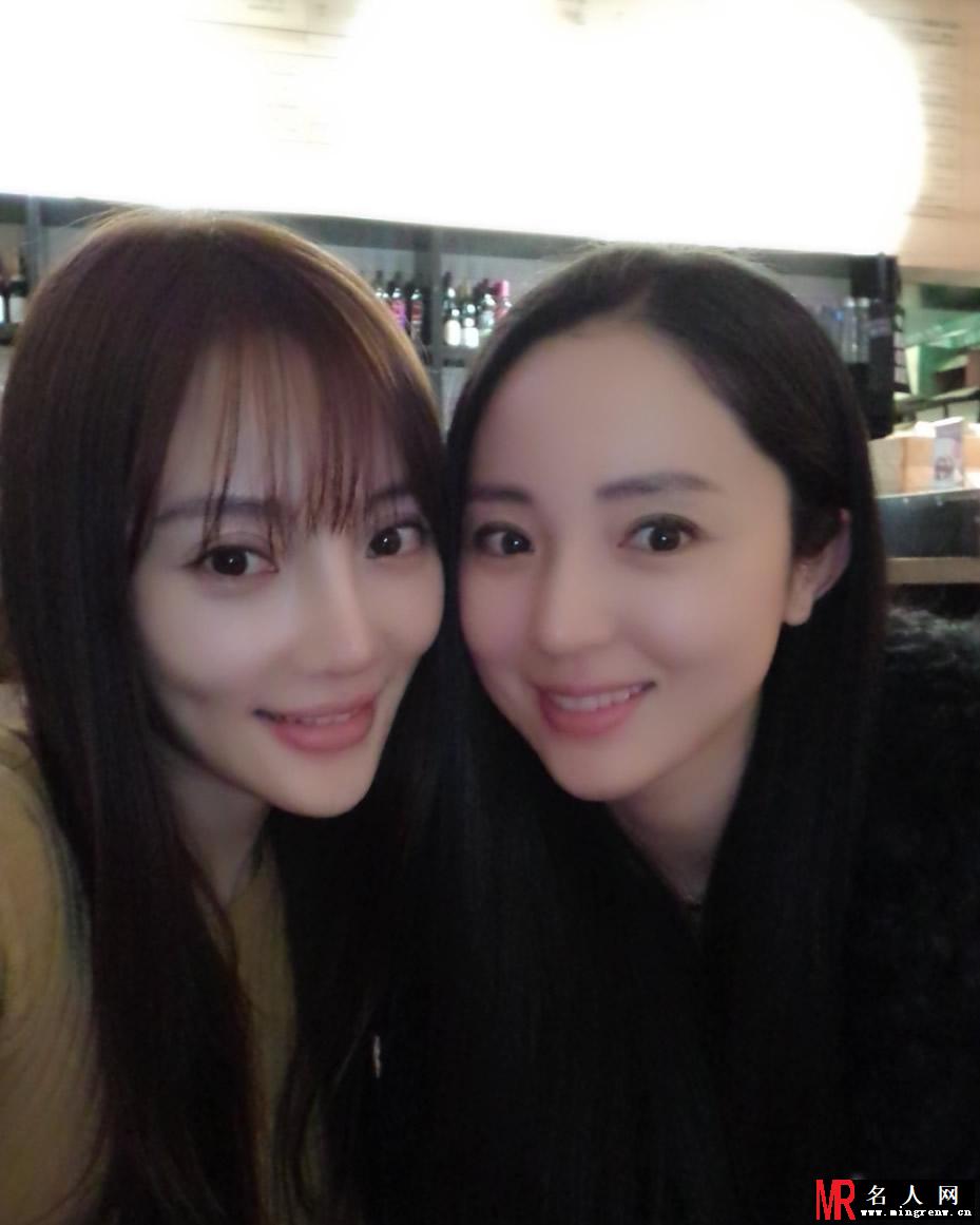 李小璐董璇合照似少女 姐妹相聚甜蜜开心(1)
