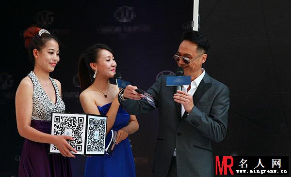 吴镇宇霸气现身剪彩 尽展吴三岁本色(1)