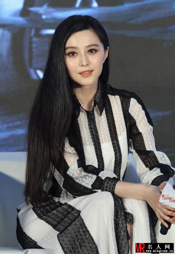 女神范冰冰优雅亮相 黑白条纹裙尽显气质(1)