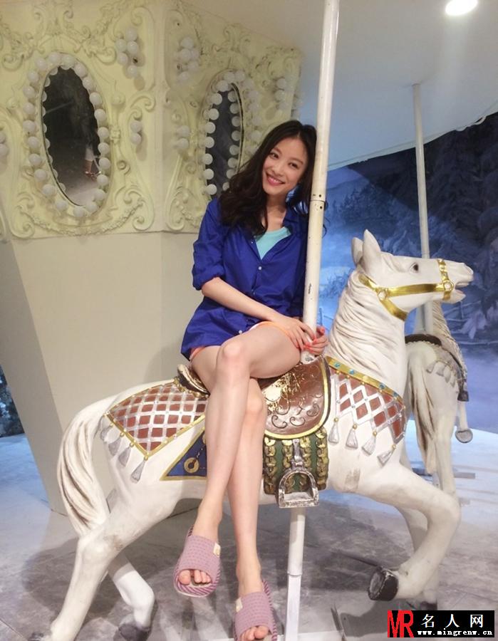 倪妮童心未泯 坐旋转木马开心秀美腿(1)