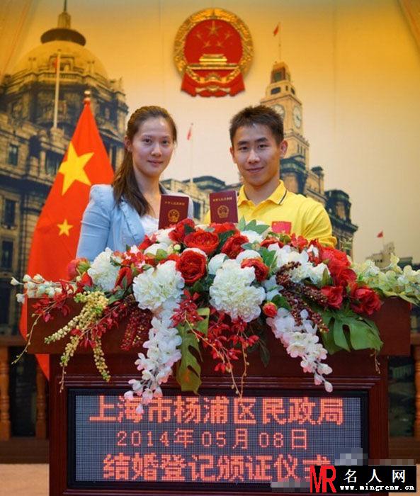 体操冠军别具一格婚纱照 高难度中流露出恩爱(1)