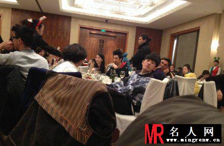 王力宏与李靓蕾同现身 亲密耳语大秀恩爱(1)