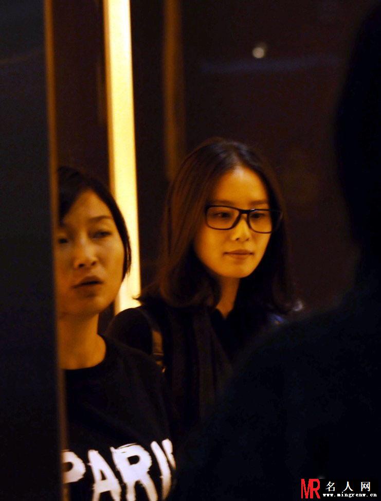 刘诗诗素颜现身 披头散发显憔悴(1)