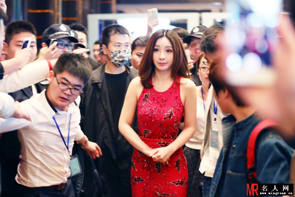 柳岩紧身红裙秀腰肢 台上甜美比爱心(1)