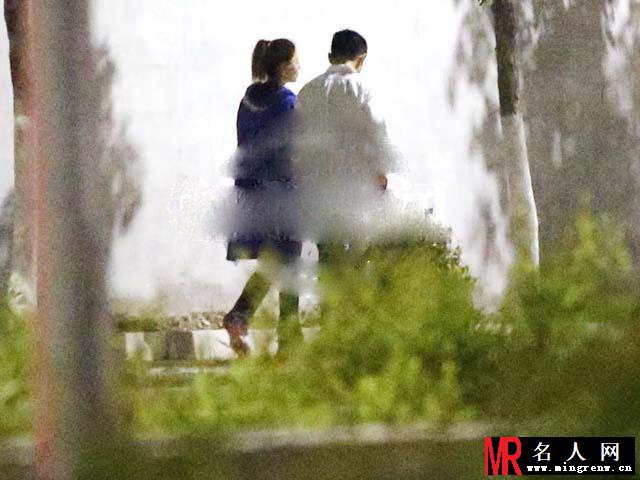 张雨绮新恋情曝光 与神秘男牵手压马路(1)