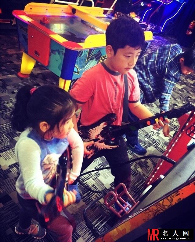 石头兄妹弹吉他超有范 妹妹长相神似哥哥(1)