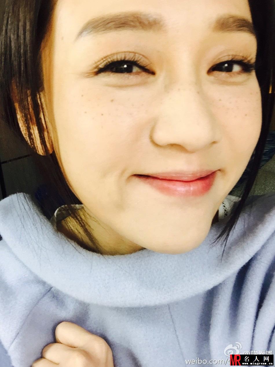 陈乔恩嘟嘴搞怪大眼萌出水 雀斑也好美(1)