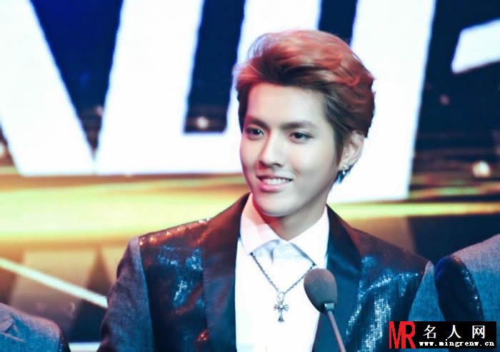 吴亦凡2013年百度沸点获奖 手持奖杯帅气发表获奖感言(1)
