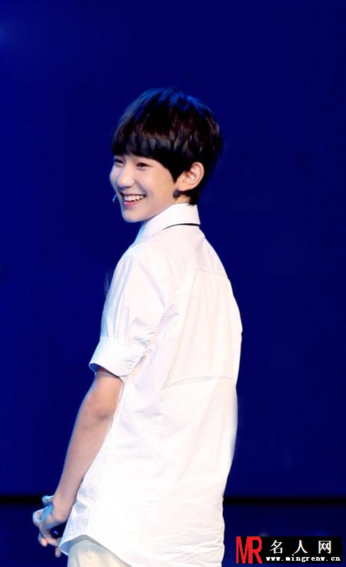 TFBOYS王源衬衫写真 卖萌耍帅都惹人爱(1)