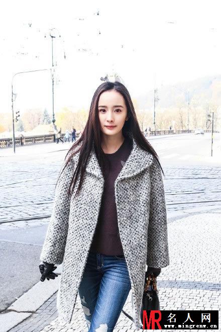 杨幂最新街头写真 辣妈潮搭引人注目(1)