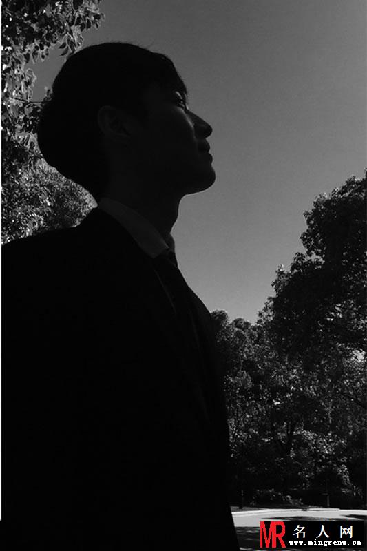 影帝黄渤秒变资深摄影师 张艺兴瞬间成模特(1)