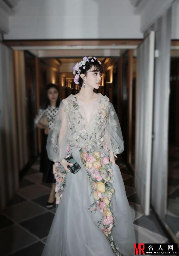 范冰冰薄纱深V亮相戛纳 宛如花仙子(1)