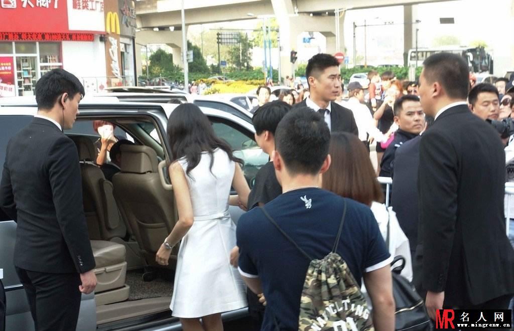 高圆圆现身活动 仙气白裙加身获众保镖贴身保护(1)